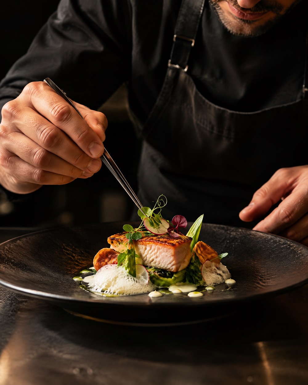 Le chef dresse une assiette