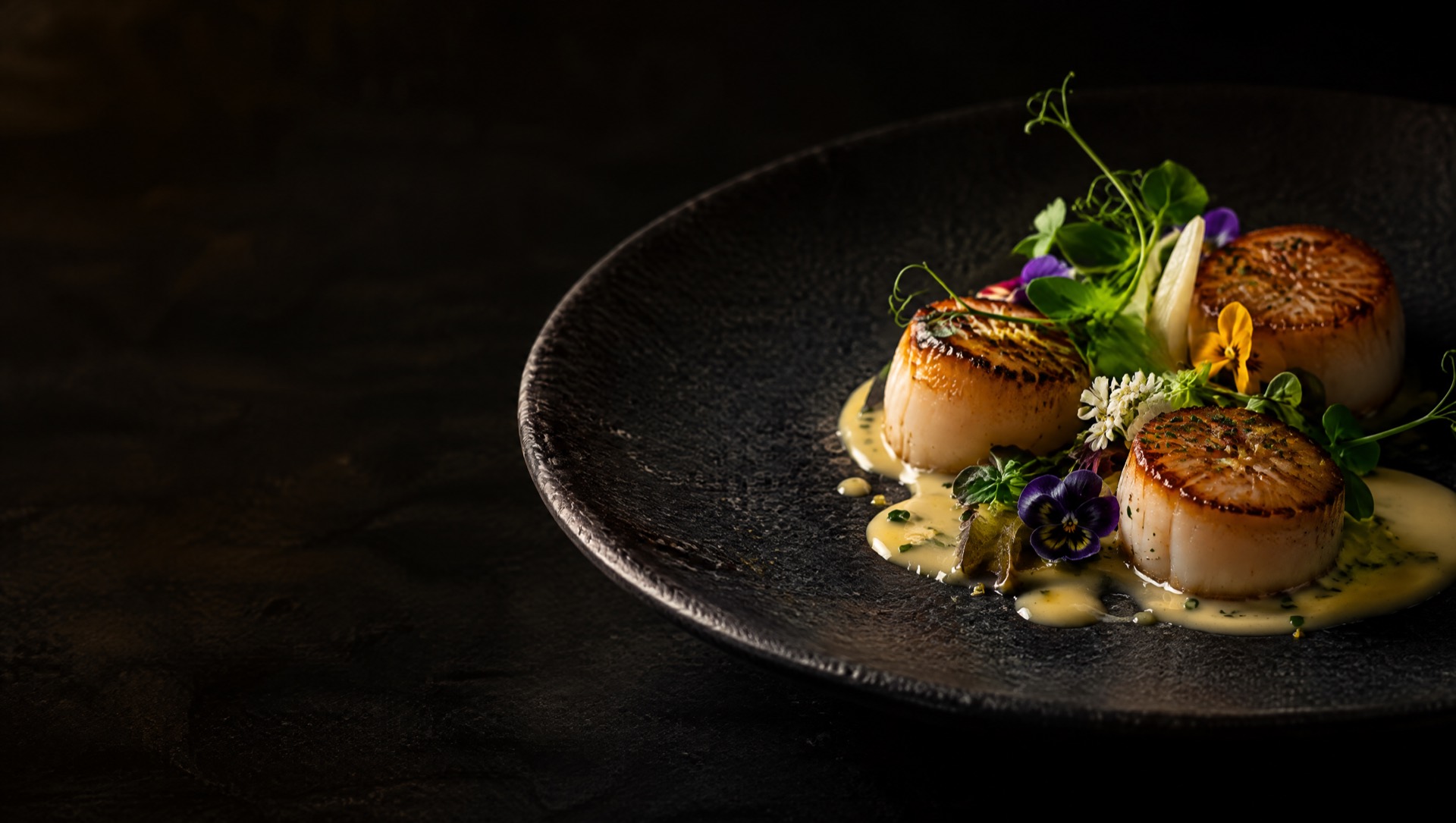 Saint-Jacques snackées, beurre blanc et fleurs du jardin